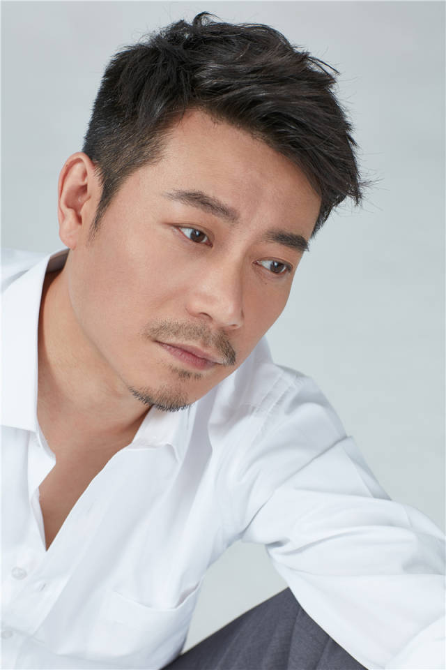 戚云鹏最新写真曝光 白色衬衫尽显绅士魅力