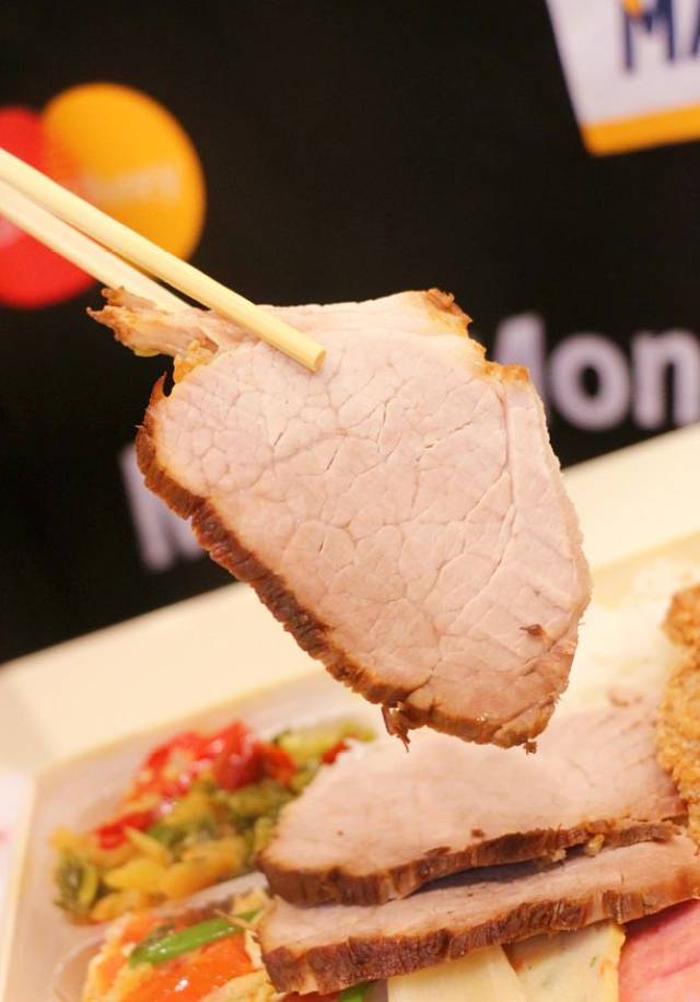 看这厚实大片的猪肉 就着美味的卤汁和新鲜的蔬菜 每一口都是惊艳