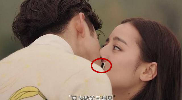 这张图片里,是迪丽热巴与男演员接吻的一场戏,从远处看,迪丽热巴很
