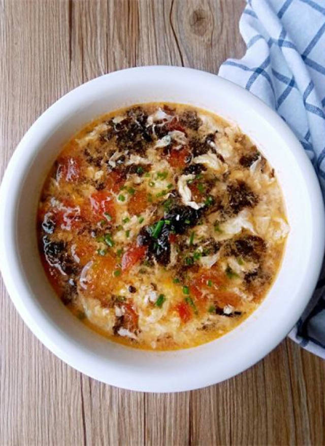 一碗鲜美可口的番茄紫菜蛋汤就是这么简单惬意