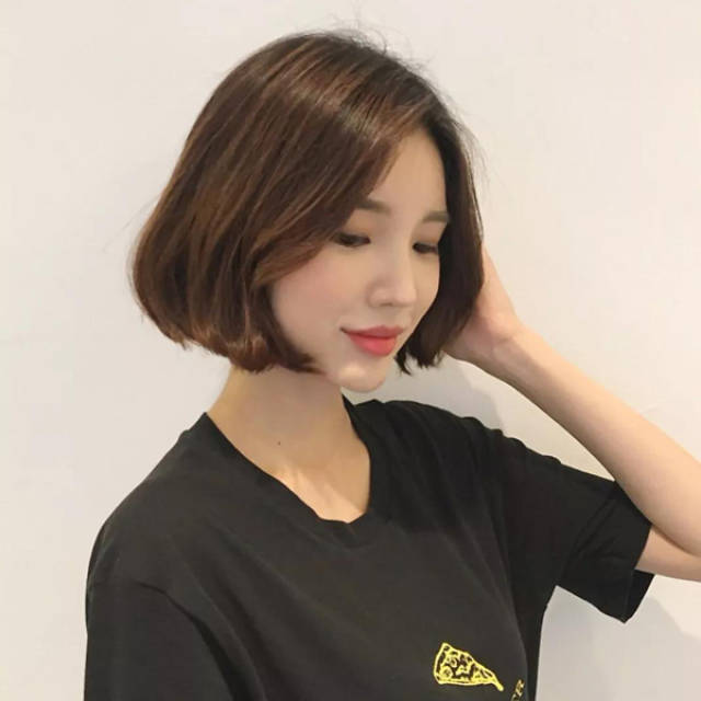 瘦脸短发发型5
