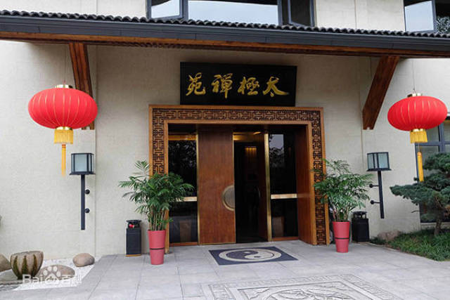 卡莉·克劳斯kk来到阿里巴巴太极禅苑,不愧是时尚之首,每个姿势充满戏