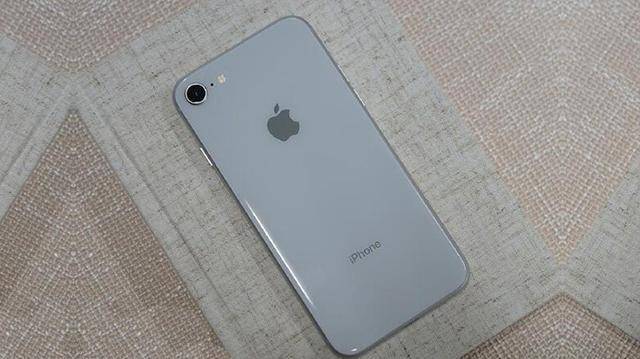 au的销量前三位为iphone 8(64gb),索尼xperia xz1 sov36以及索尼