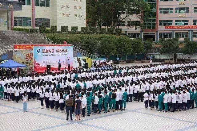 绿色无毒"为主题的禁毒宣传活动来到龙仙第二中学向学生们开展禁毒