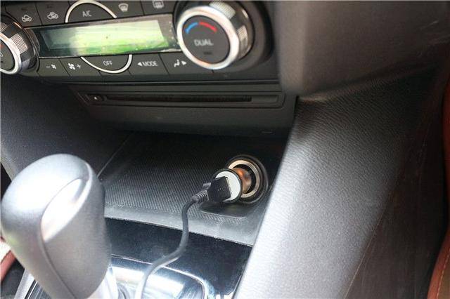 安装过程其实一点也不复杂,将点烟器车充插入到点烟器接口中即可.