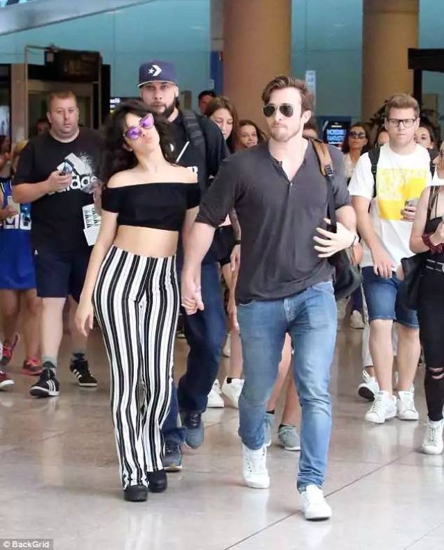 camila cabello|卡妹西班牙度假被拍 坐男友大腿热吻停不下来