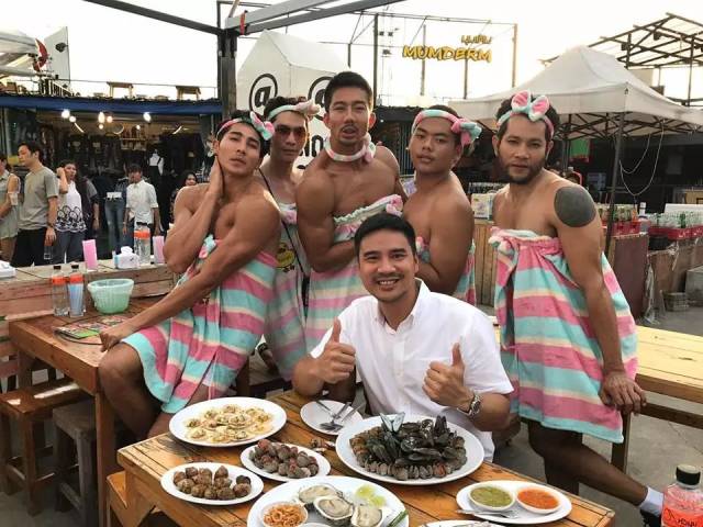 曼谷某夜市网红猛男海鲜餐厅