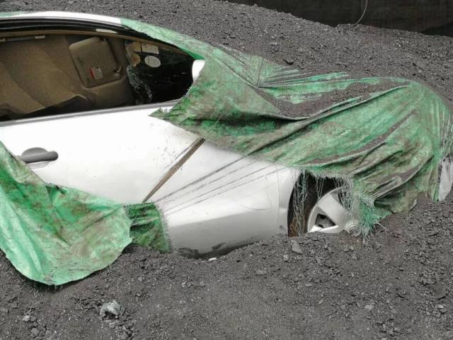 唐县西环一拉煤半挂侧翻,轿车被压扁,场面吓人,大家千万注意安全!