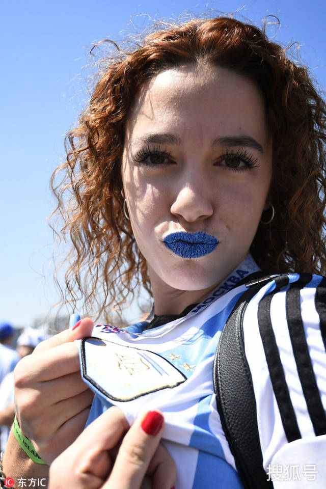 阿根廷女球迷的磨砂闪亮款蓝色唇彩别具一格,盛夏里绽放别样热情