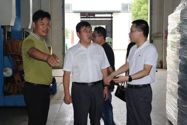 审判委员会专职委员高晓军在镇党委书记于祝君和副镇长冯森林的陪同下