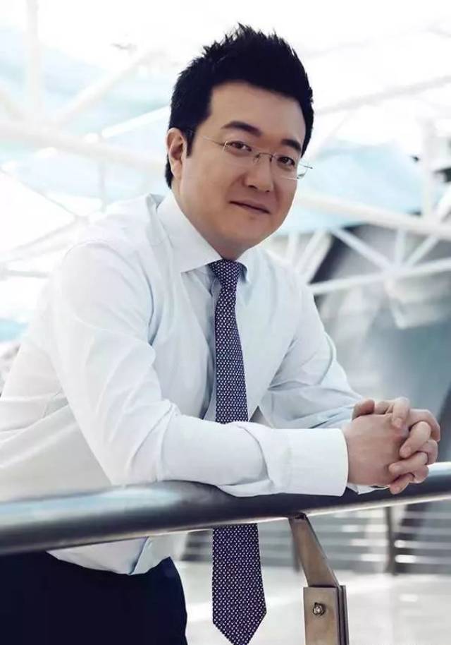 与其他的二代企业家不同,闫凯境接受过特种兵军事训练,他的父母都曾是