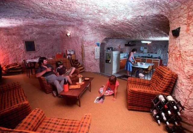 这个小镇夏天温度高达50度,居民常年住在地下,设施比地表还好