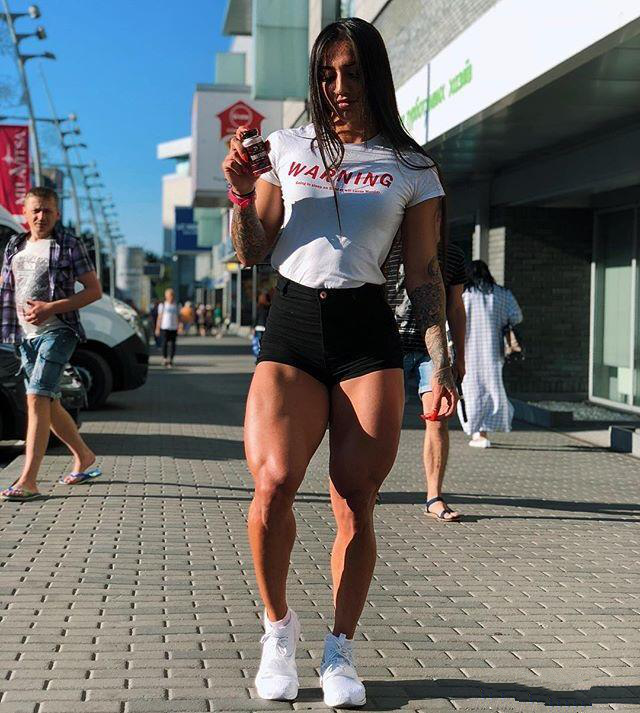 阿塞拜疆姑娘晒强壮大腿吸粉200万,力量十足却又不失性感!