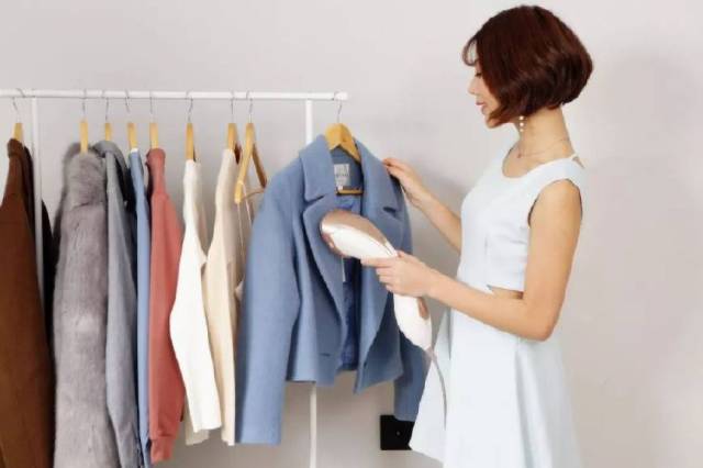 干湿两烫,两分钟就可以搞定出门衣物的手持挂烫斗了解一下!