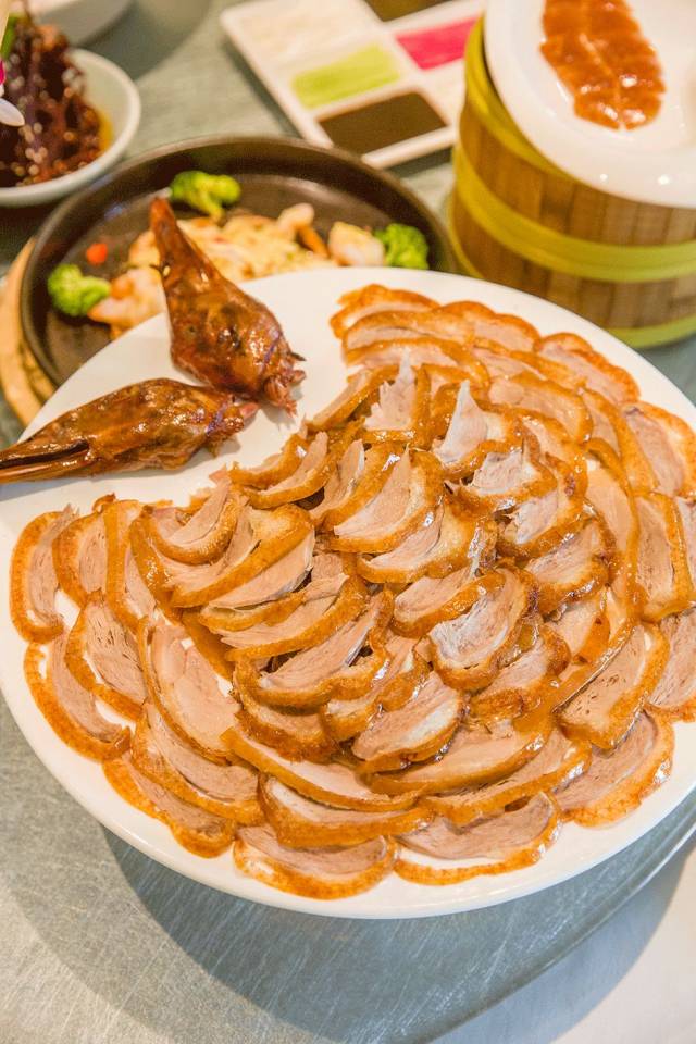 经过45分钟270℃的传统高温窑烤 遵循13道工序加工烤制 让整只鸭子