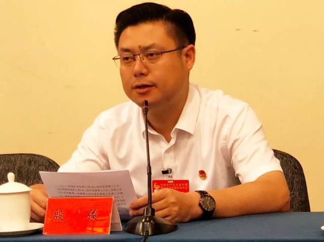 团十八大代表,前中国女排队长惠若琪为泰州青年加油!