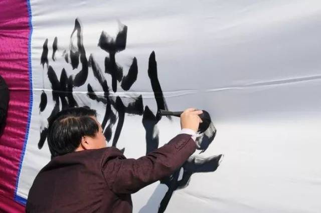 针管"射墨"也是书法?"大师表演"引争议