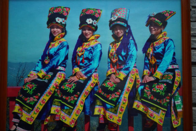 实拍:汉中宁强县漂亮的羌族姑娘(图)