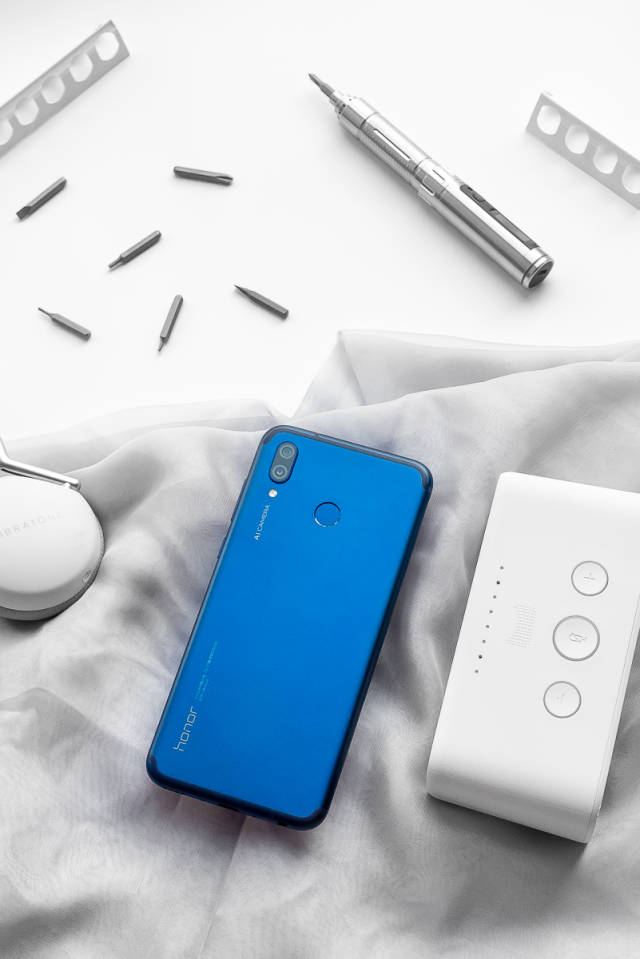 搭载"涡轮增压"的性价比旗舰——荣耀play极光蓝版图赏_手机搜狐网