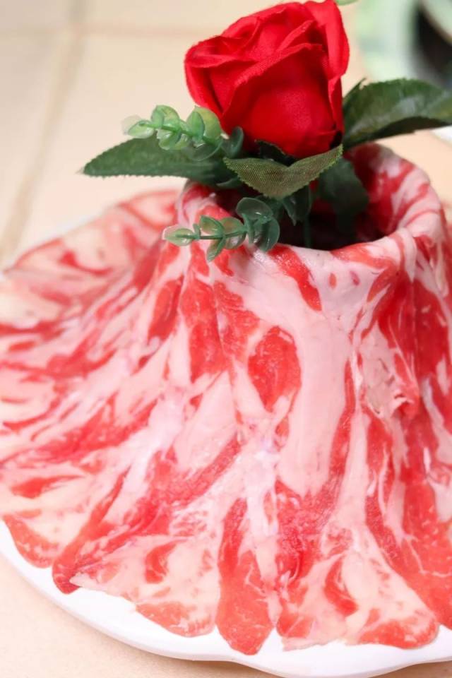 华神龙专属的摆盘造型 仙云雾绕间,一片片超大size的肥牛倾泻而下