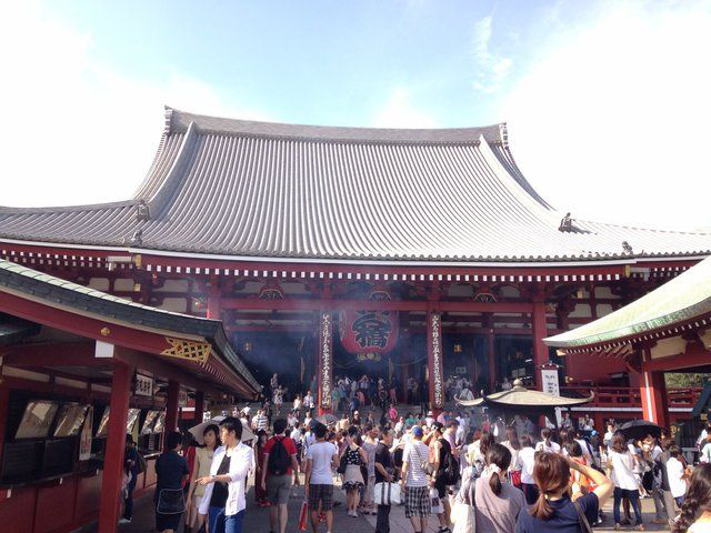 在香火鼎盛的寺庙,不乏有信众前来卜问前程,九华山的 "净洁精舍"被称