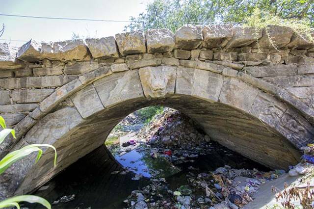 河南有座过汽车的千年赵州桥省级保护30年后被垃圾填埋