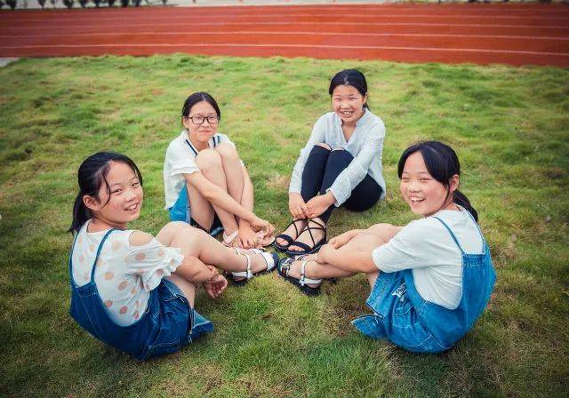 排排坐微微笑out了,我市中小学一波花式毕业照来袭!
