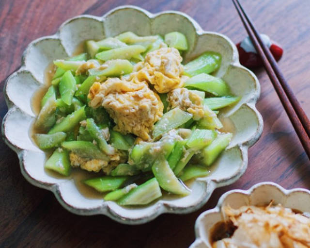 夏日来一道美容养颜菜丝瓜炒蛋