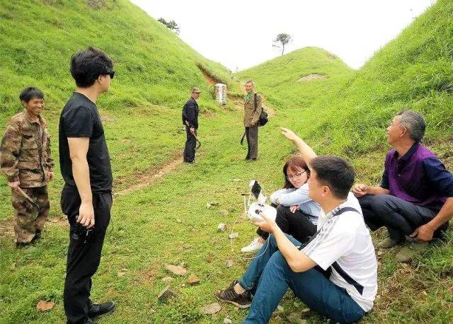 6月19日下午,该采访团队来到我县,20日上午登上瑶岗仙镇狮子口大山