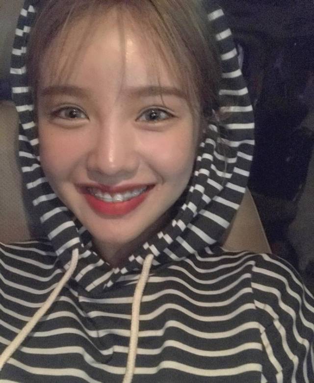 元气满满的牙套妹,虽然带着牙套,但是颜值依旧在,笑容很甜美的