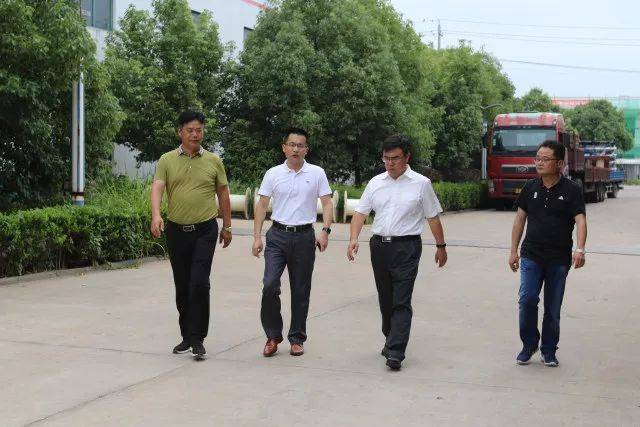 审判委员会专职委员高晓军在镇党委书记于祝君和副镇长冯森林的陪同下