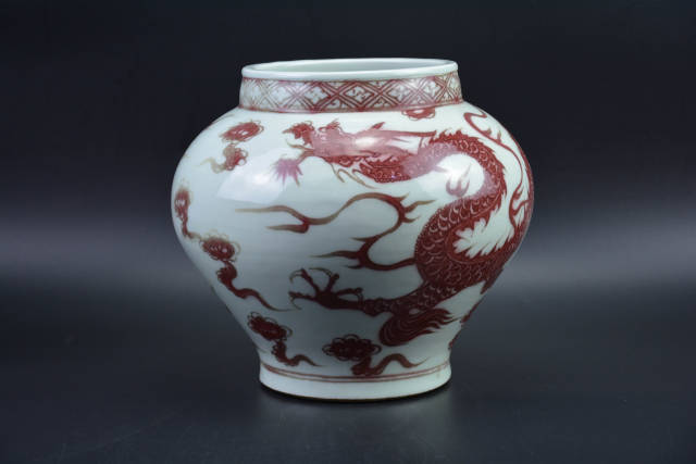 盛轩国际机缘巧合之下收到一尊元代釉里红龙纹大罐,重21.7cm,口径12.