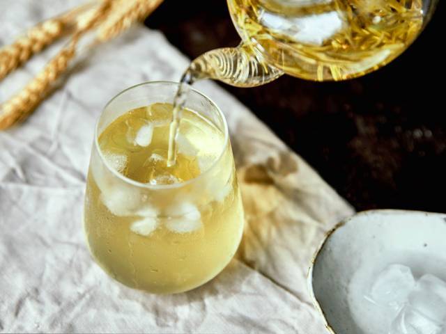 杰哥今天就给大家推荐一款 独玉山泉小米酒,用蜂蜜,大枣酿造的米酒