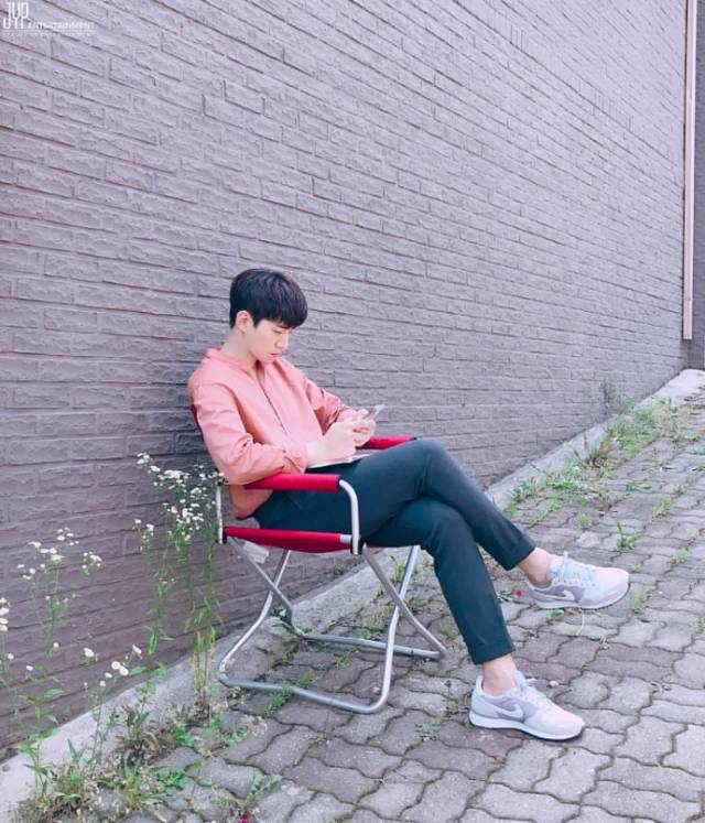 李俊昊也太适合粉色了吧,再加上完美的身材比例,人间水蜜桃一枚