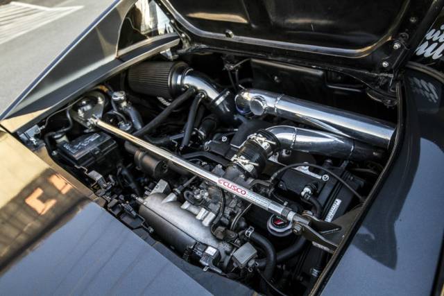 mr2顾名思议是一部mr车,mr即是中置发动机,后轮驱动的意思.