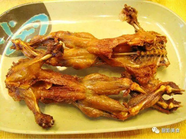 蠄蚷为粤语的说法,其实就是蟾蜍,也俗称"癞蛤蟆".