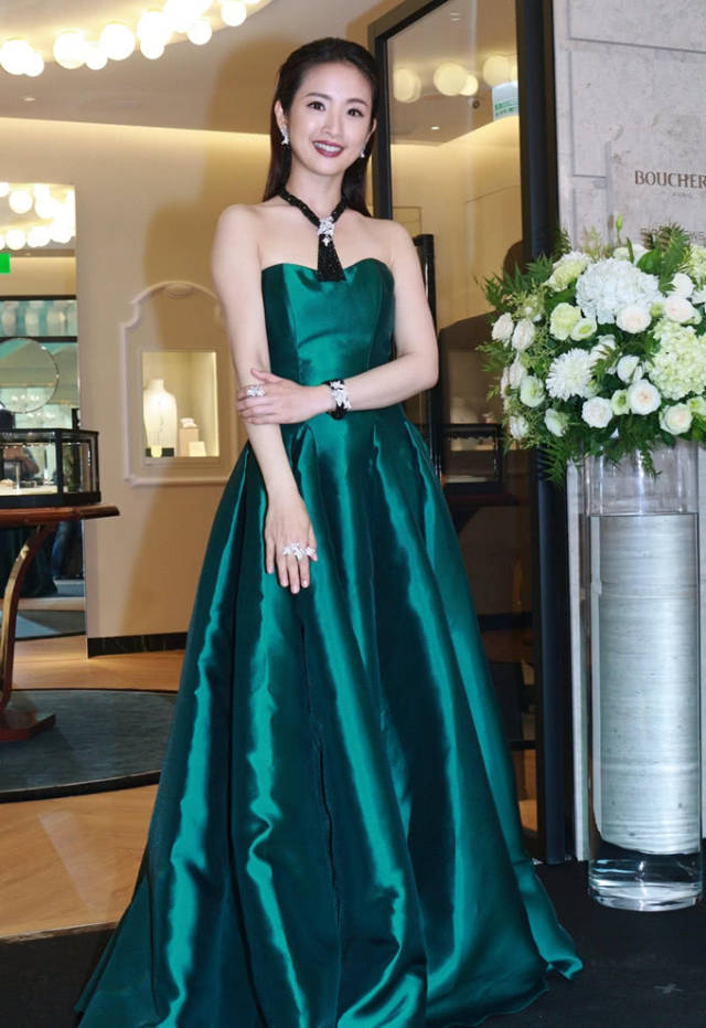 林依晨墨绿长裙没成仙,却意外败给许晴?网友:还不是大浓妆惹的祸!