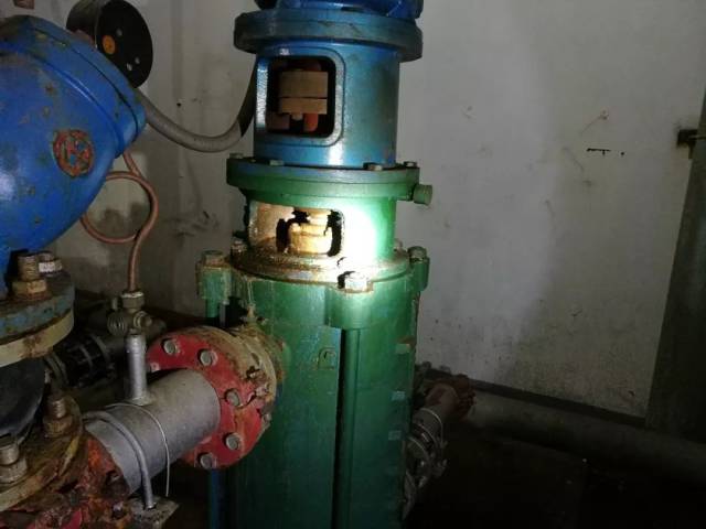 小区水泵机组严重锈蚀,漏水,阀门组件老化严重