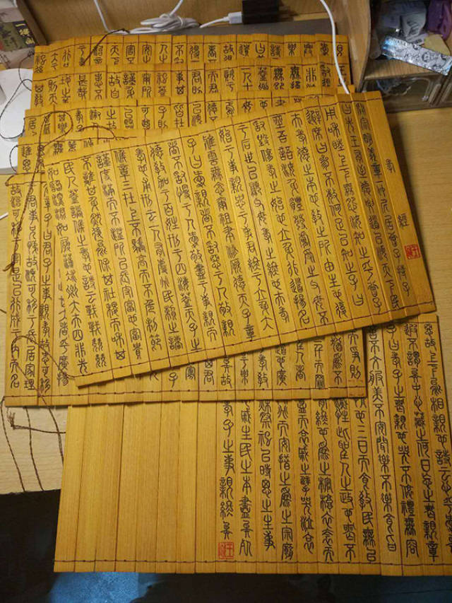 在讲台和第一排桌上,竹简堆成两座小山.