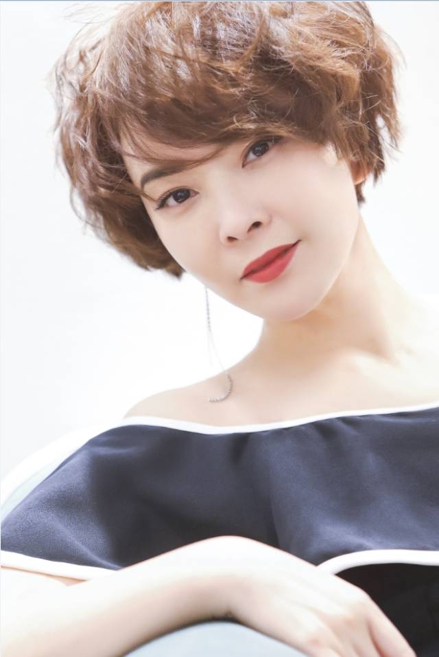 刘威葳一字肩 清新优雅气质如兰