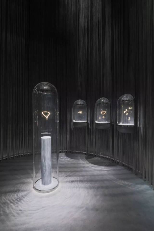 雾蓝色的弧形墙面 太空舱式的玻璃罩和橱窗效果 要给这么棒的设计
