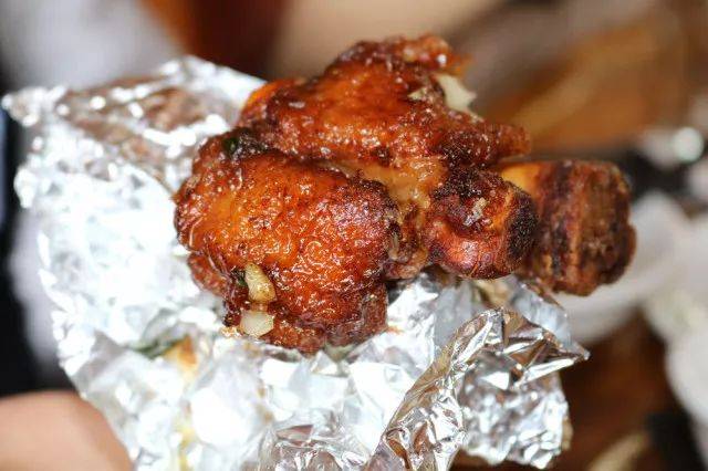 老鸭汤 锡纸包裹的蒜香猪蹄q弹嫩滑,蒜香十足.