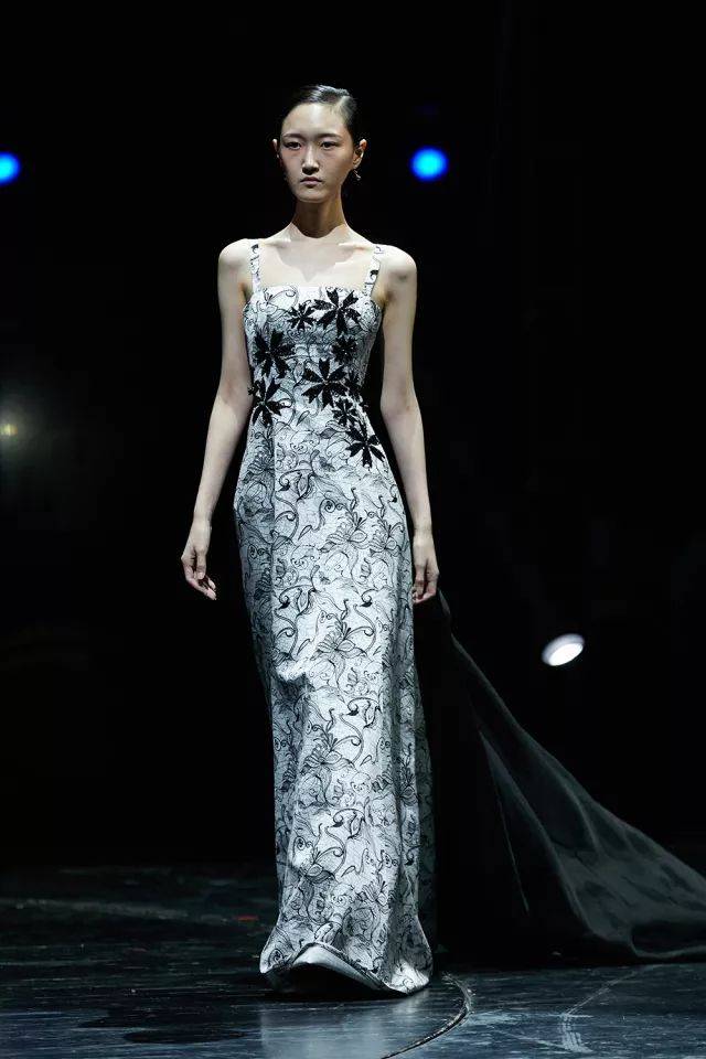 王培沂"云倚清秋"采用施华洛世奇元素高定云锦礼服系列耀世登场