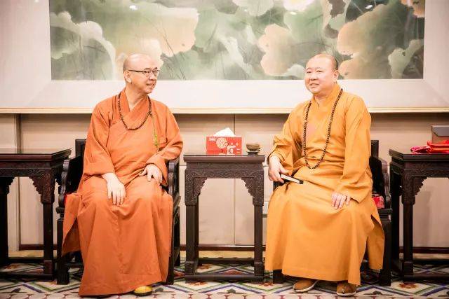 本寺方丈觉醒大和尚,寺务处主任长春法师等热情接待了慧雄大和尚一行
