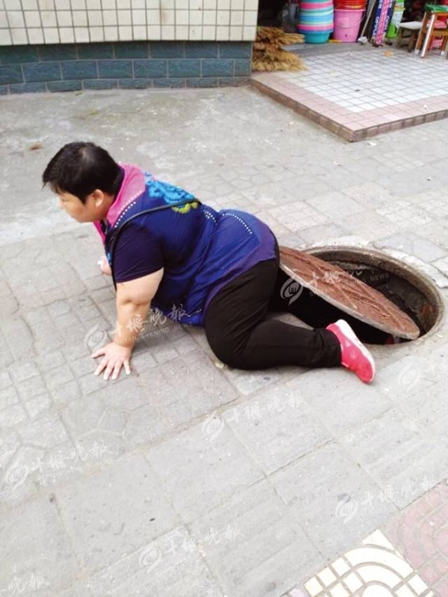 每天行走的道路上暗藏陷阱女子误踩松动井盖摔伤入院