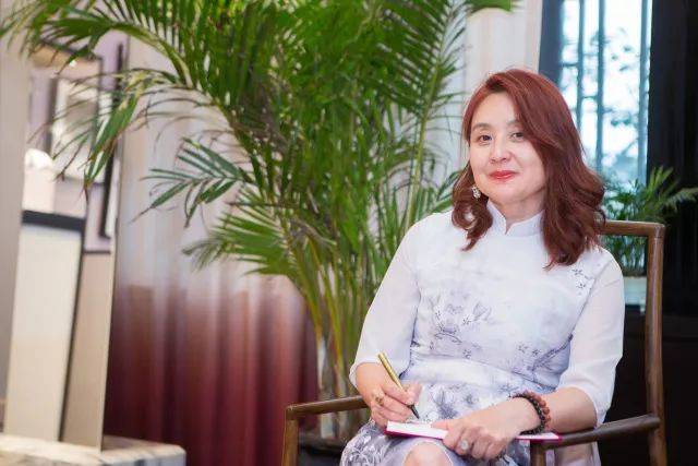 孟晖赠送嘉宾签名书籍 编辑   elanie gu 插图   noblesse 平台声明