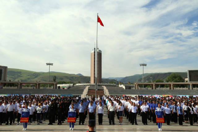 新疆伊犁州禁毒办,伊犁州公安局,新源县禁毒委在新源县人民广场联合
