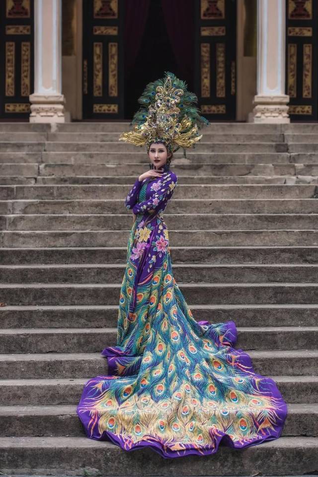 越南小姐披40斤重孔雀羽衣惊艳亮相 头饰插99根孔雀羽毛