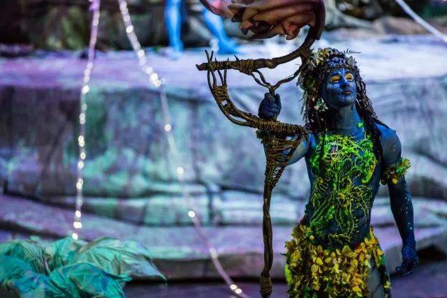 因为《阿凡达》设定为太阳马戏《阿凡达前传》之后的3000 年,这位服装