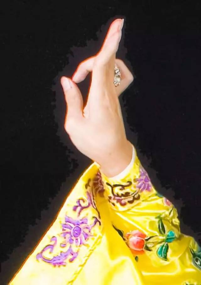 兰花指指法甚为繁复,有上翘下翘,前翘后翘,左翘右翘,正翘斜翘等等(有